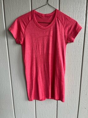 Lululemon Swiftly Tech Short Sleeve Crew in Pink Size 8